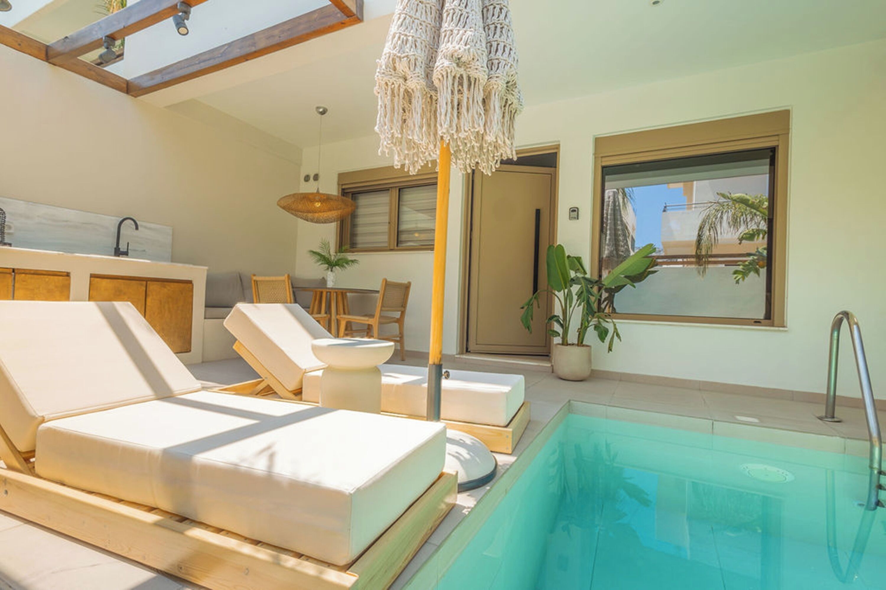 Una piscina al aire libre, una piscina climatizada