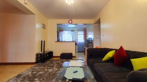 Smart TV - Stylish Luxe Apartment- 2 mins walk from Shopping Mall and Market (Kikuyu)