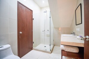 Dusche, Haartrockner, Handtücher, Seife