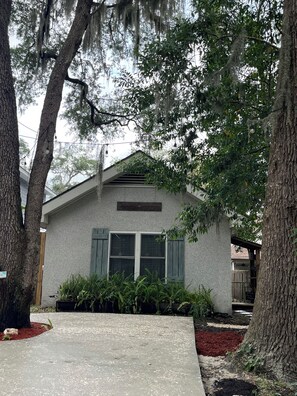 Property grounds - Quaint, quiet tabby cottage under the live oaks Mid Island St. Simons Near Food  (St. Simons Island)