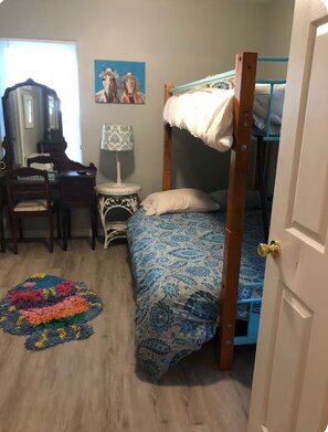 In-room safe, iron/ironing board, free WiFi, bed sheets - Quaint, quiet tabby cottage under the live oaks Mid Island St. Simons Near Food  (St. Simons Island)
