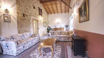 TV, DVD player, ping pong, stereo