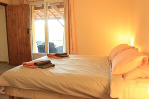 4 slaapkamers, een strijkplank/strijkijzer, reisbedje, gratis wifi