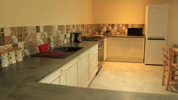 Frigorifero, microonde, forno, piano cottura