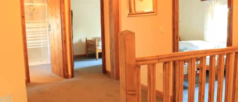 4 slaapkamers, een strijkplank/strijkijzer, reisbedje, gratis wifi
