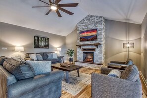 Smart TV, fireplace, video games - Tranquility Hollow Peivate INDOOR POOL, WIFI, $560 FREE tickets each paid day! (Sevierville)