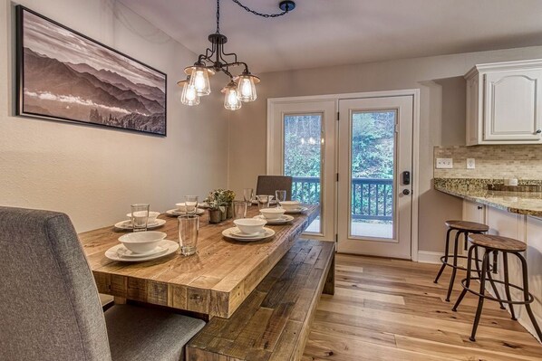 Dining - Tranquility Hollow Peivate INDOOR POOL, WIFI, $560 FREE tickets each paid day! (Sevierville)