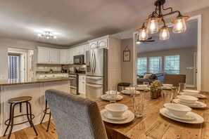 Fridge, microwave, dishwasher, coffee/tea maker - Tranquility Hollow Peivate INDOOR POOL, WIFI, $560 FREE tickets each paid day! (Sevierville)