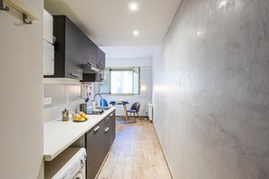 Refrigerador, cafetera y tetera, tetera eléctrica y tostadora 