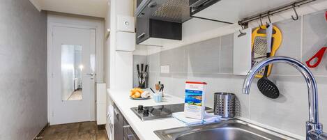 Kühlschrank, Wasserkocher mit Kaffee-/Teezubehör, Wasserkocher, Toaster