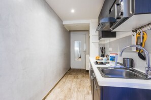 Refrigerador, cafetera y tetera, tetera eléctrica y tostadora 