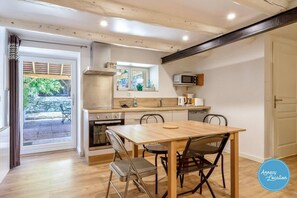 Kühlschrank, Toaster, Esstisch