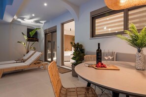 Outdoor dining - Marie Suite - Mariann Premium Suites (Λάρδος)