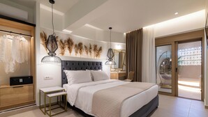 Un dormitorio moderno con una cama grande, mesitas de noche, un armario y vistas al exterior.