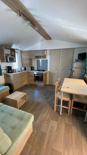 Fridge, microwave, oven, stovetop - Location Mobil Home 32m2 - Vias Plage (Vias)