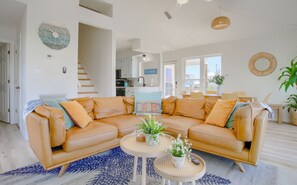 Smart TV, books - Beachside home with views, and mini-golf. Pet friendly. (Gulf Shores)