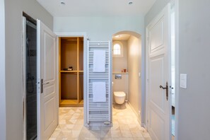 Bathtub, hair dryer, bidet, towels - "Villa Caprice" - Provençale sea view house (Cabris)