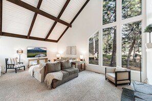 TV connectée, cheminée, jeux vidéo