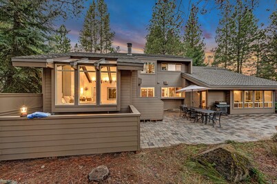 Spacious 7BR Getaway, Golf View & Waterpark