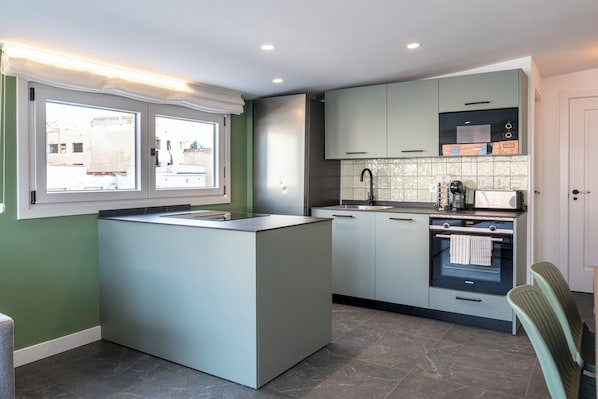 Fridge, microwave, oven, stovetop