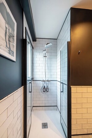 Bathtub, hair dryer, towels, soap - Ático Corazón de Madrid Apartamento A (Madrid)