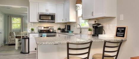 Køleskab, mikrobølgeovn, kogeplade, opvaskemaskine