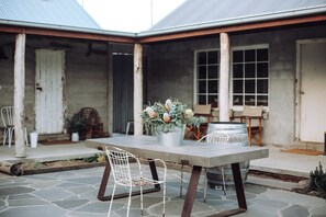 Outdoor dining - Historic Shearers Quarters @ Beautiful Mount William Station (Willaura)