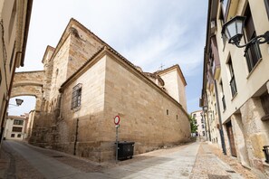 A narrow street with historic stone buildings, a no parking sign, and a trash bin. - Casa Benito. EN EL Corazón DEL Casco Histórico (Zamora)