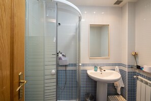 Douche, sèche-cheveux, serviettes fournies, savon