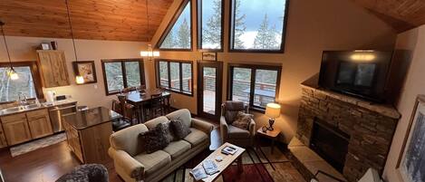 Televisión y chimenea