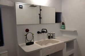 Shower, eco-friendly toiletries, hair dryer, towels