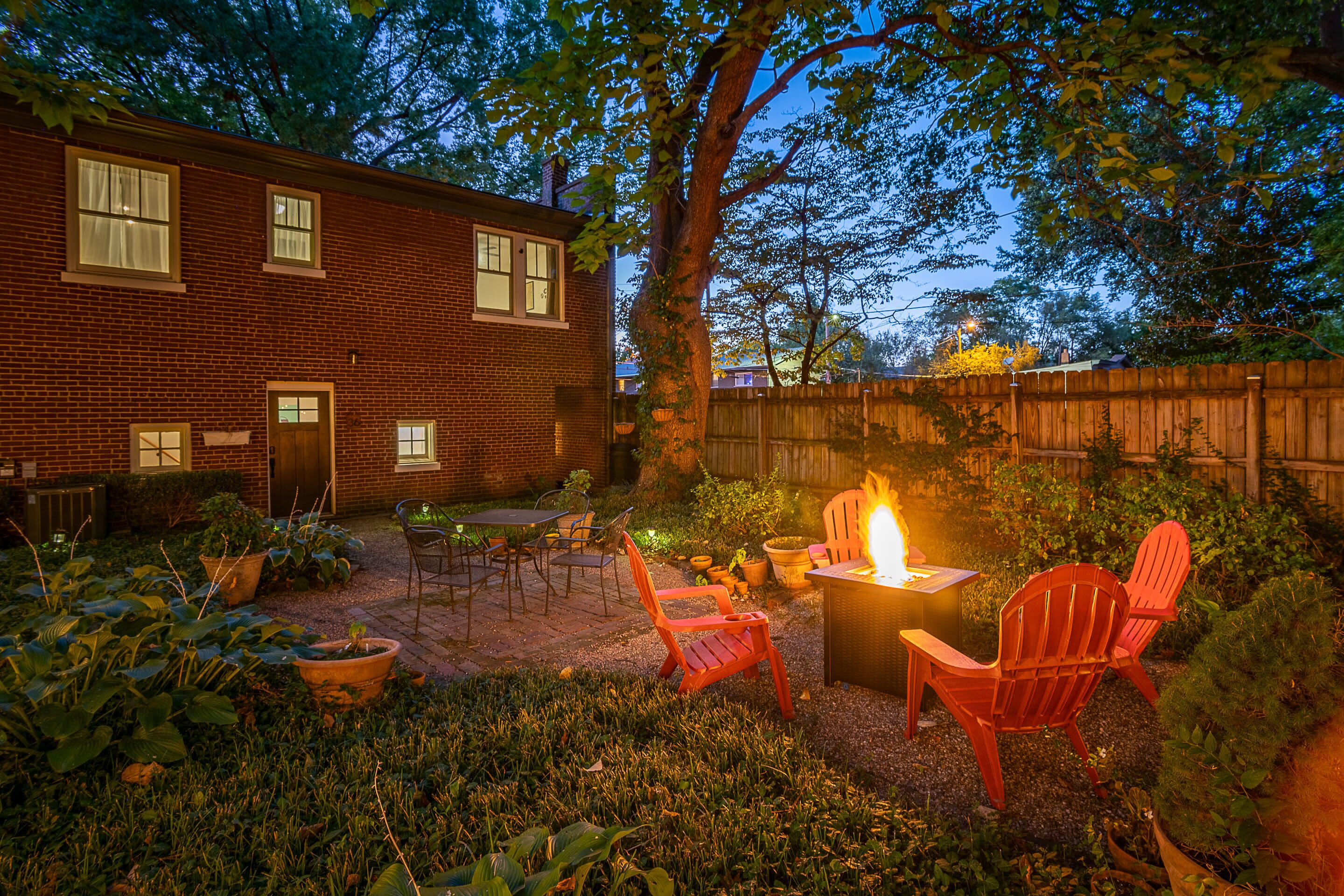 Secret Garden Guest House - 3BR/2BA - Fire pit!