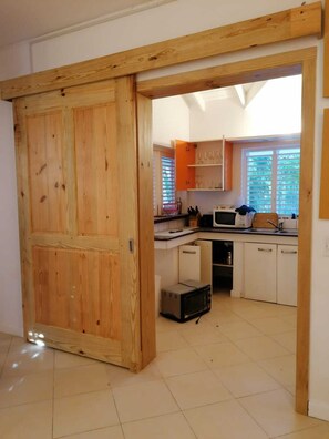 Réfrigérateur, micro-ondes, four, cafetière/bouilloire