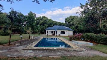 Una piscina al aire libre