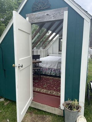 1 bedroom, bed sheets - Sun Shed Farm Stay (Milbridge)