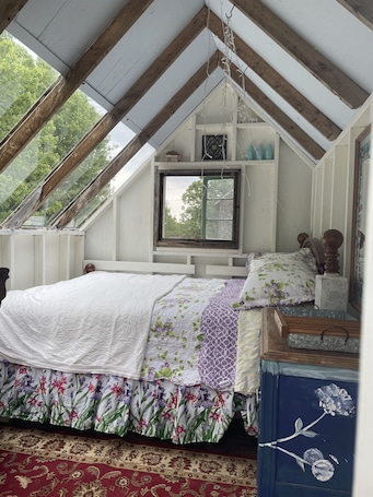 1 bedroom, bed sheets. Sun Shed Farm Stay