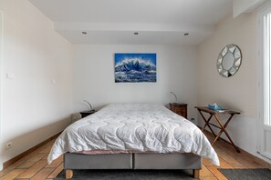 4 bedrooms, iron/ironing board, free WiFi