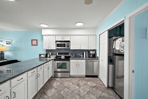 Kjøleskap, mikrobølgeovn, ovn og kokeplater