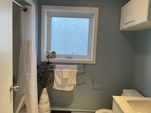 Combined shower/bathtub, hair dryer, towels, soap - Forget your worries in this spacious and serene space!! (Yellowknife)