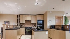 Coffee/tea maker, fridge, oven, stovetop