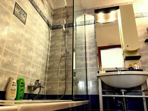 Séchoir à cheveux, serviettes fournies, savon, shampooing