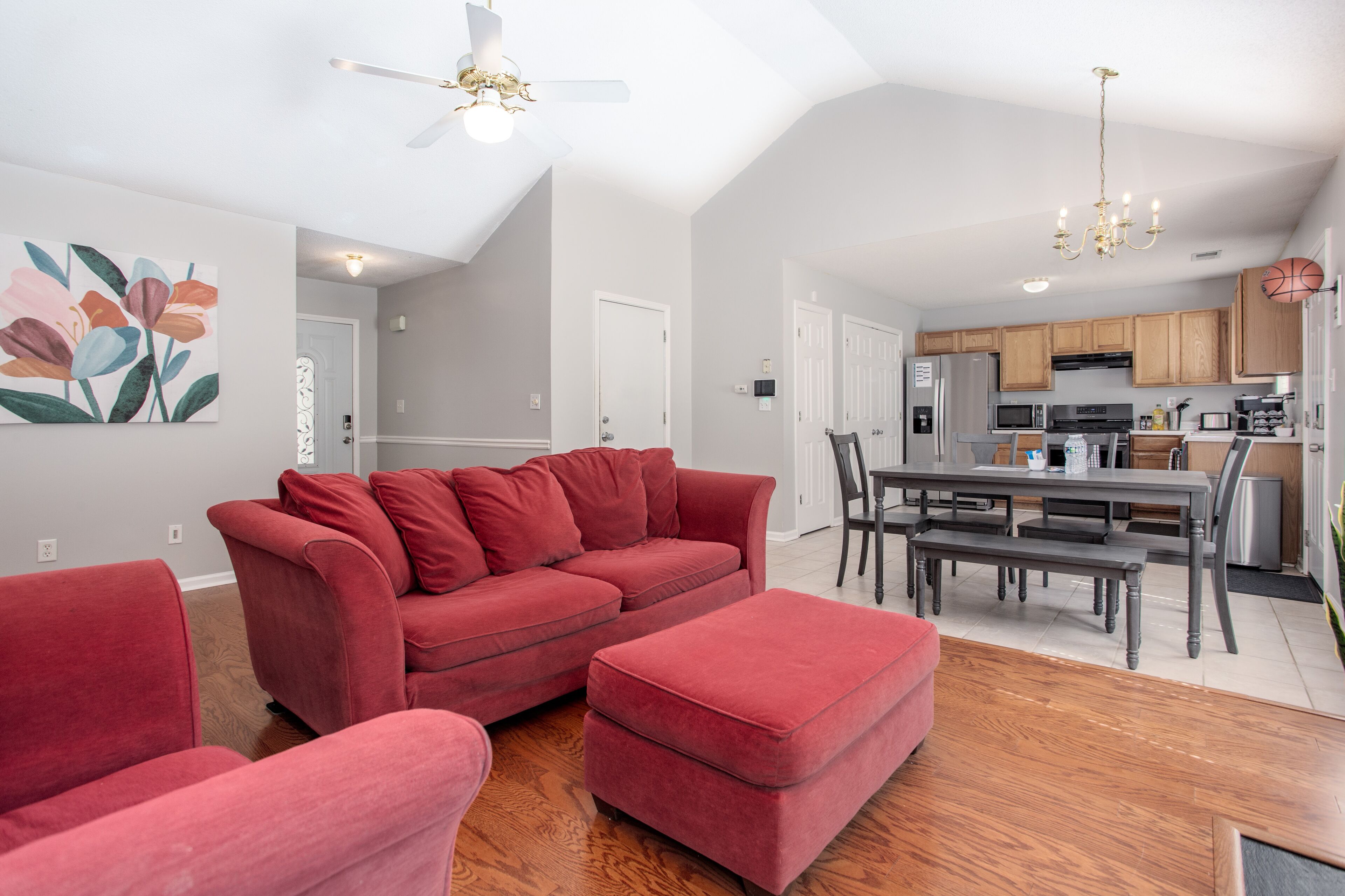 Traditional House | Living room | 50-inch Smart TV with digital channels, TV, Netflix