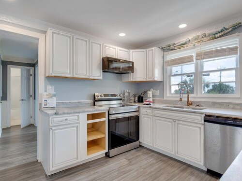 Oceanfront Private Beach House w/Private Hot Tub + Free Attraction Tickets!