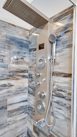 Combined shower/tub, towels