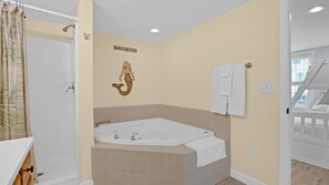 Combined shower/tub, towels - Private House w/Pool, Pet Friendly, Close To Beach + Free Attraction Tickets! (North Myrtle Beach)