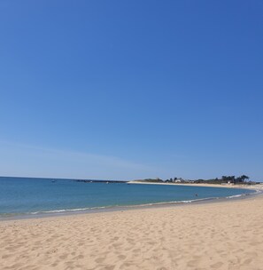 Una spiaggia nelle vicinanze