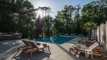 2 binnenzwembaden en een buitenzwembad