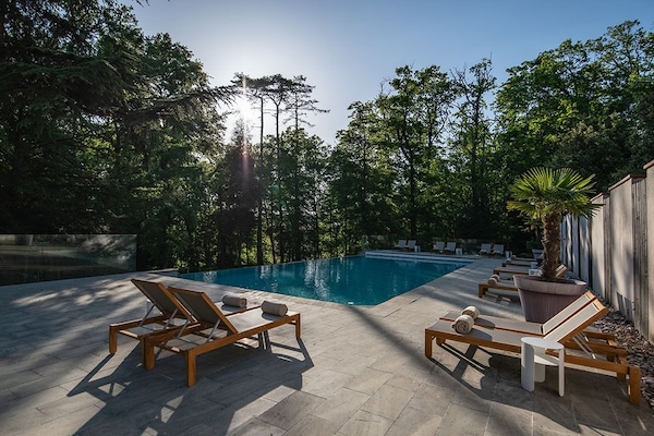 2 piscinas internas, piscina externa