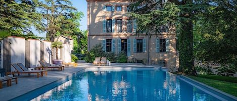 2 piscinas techadas, una piscina al aire libre