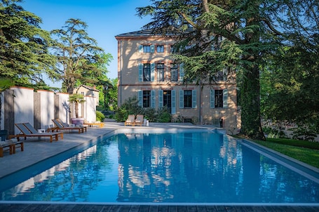 2 piscines couvertes, piscine extérieure. Château de Fiac Hôtel & Spa